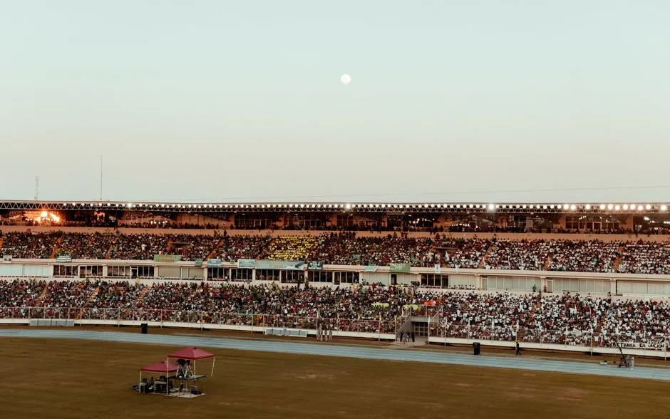Tribunes pleines d’un stade en soirée